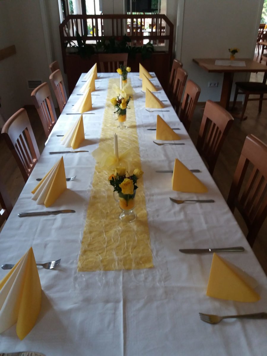 Tisch mit gelber Deko vom Gasthaus zur frohen Einkehr