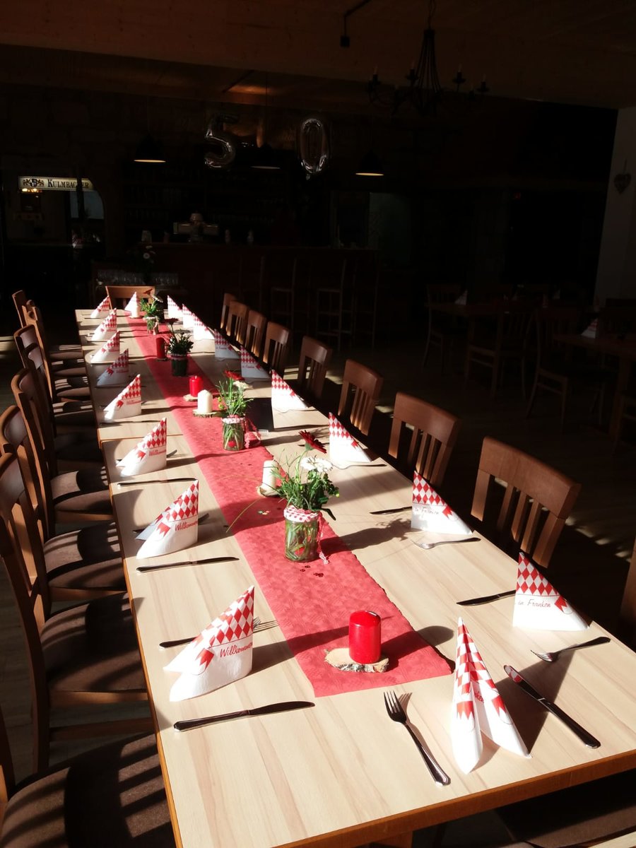 Tisch mit roter Deko vom Gasthaus zur frohen Einkehr