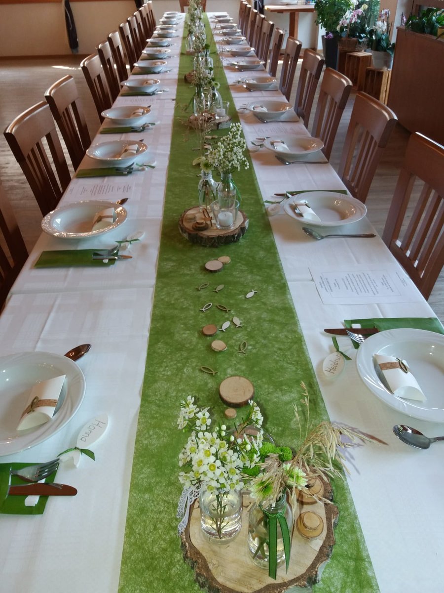 Tisch mit grüner Deko vom Gasthaus zur frohen Einkehr
