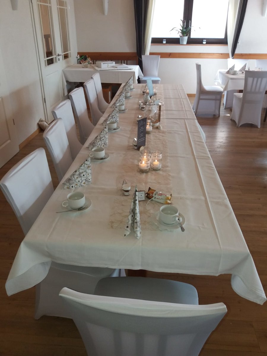Tisch mit weißer Deko vom Gasthaus zur frohen Einkehr